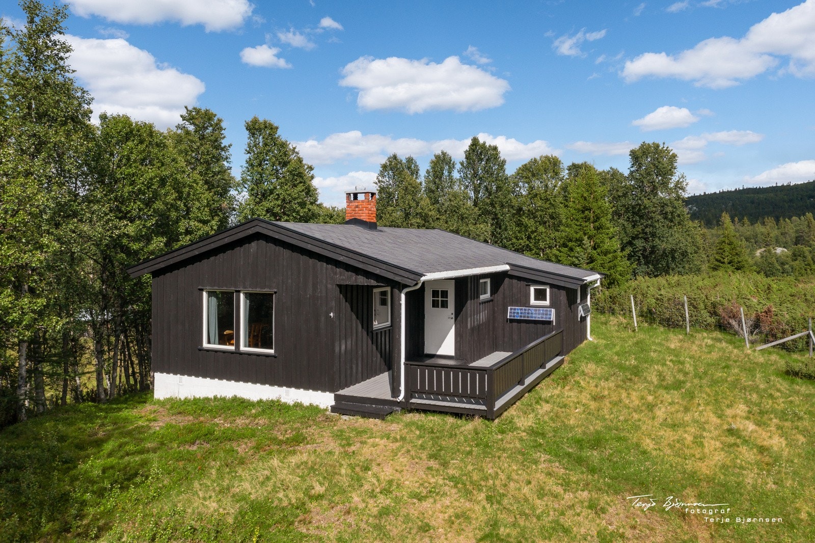 Eiendommen utvendig sommerstid Galleribilde