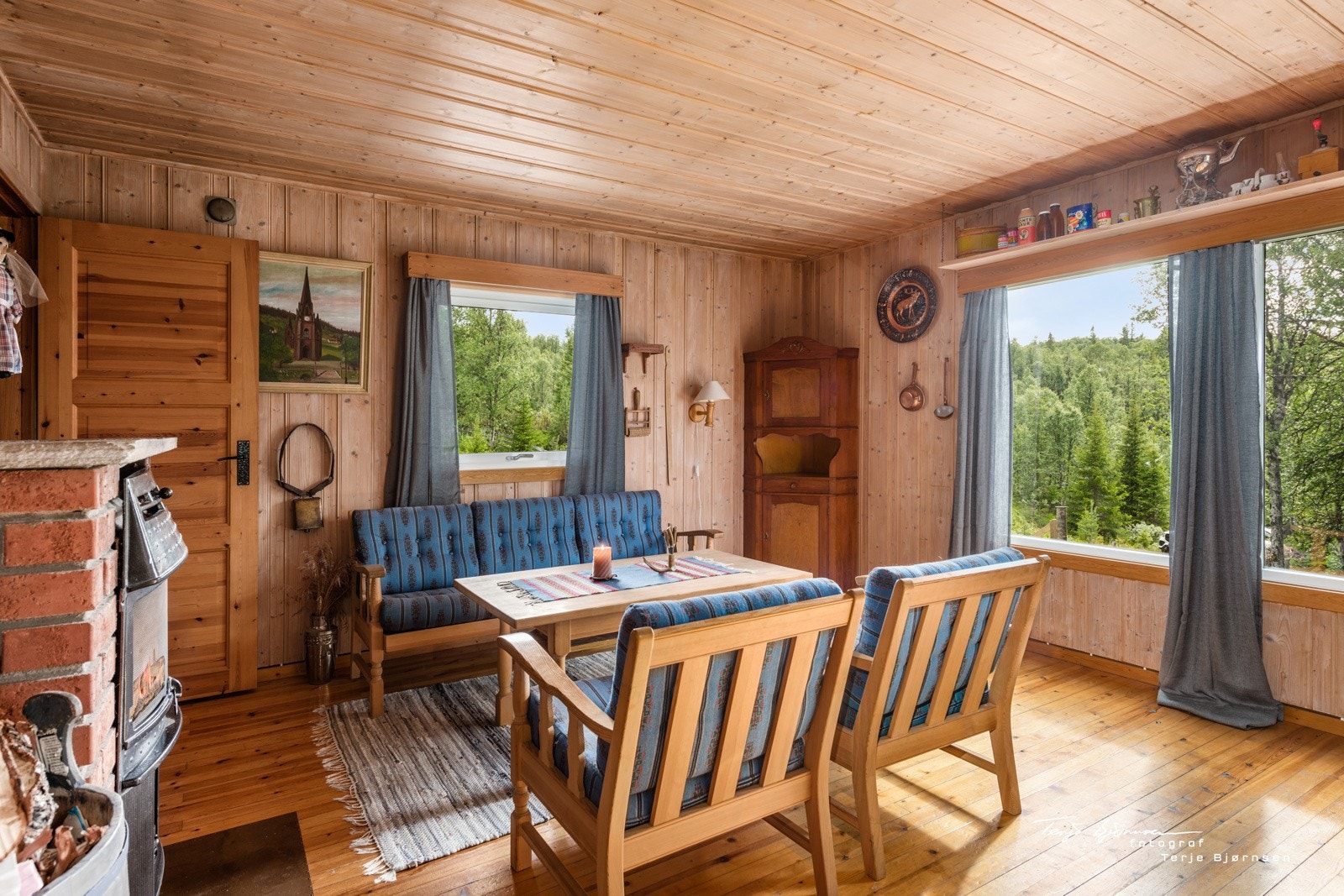 Romslig stue med plass til sofagruppe Galleribilde