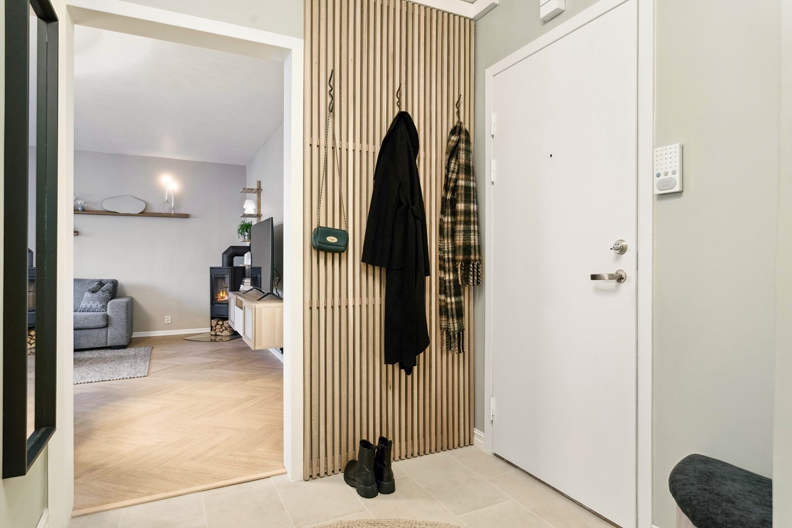 Man går opp til 2. etasje og kommer inn i en romslig entré/gang på 6,5 kvm, som gir muligheter for oppbevaring av yttertøy og sko. Man blir møtt med lekker flis på gulv. Galleribilde