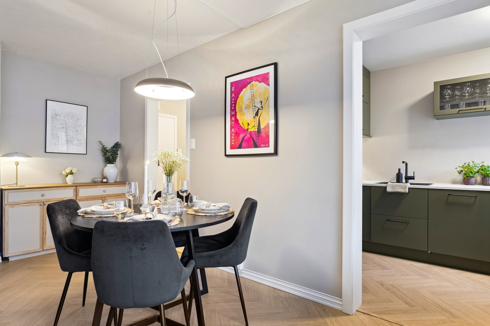 Spisebordet finner sin naturlige plass mellom entré og kjøkken. Galleribilde