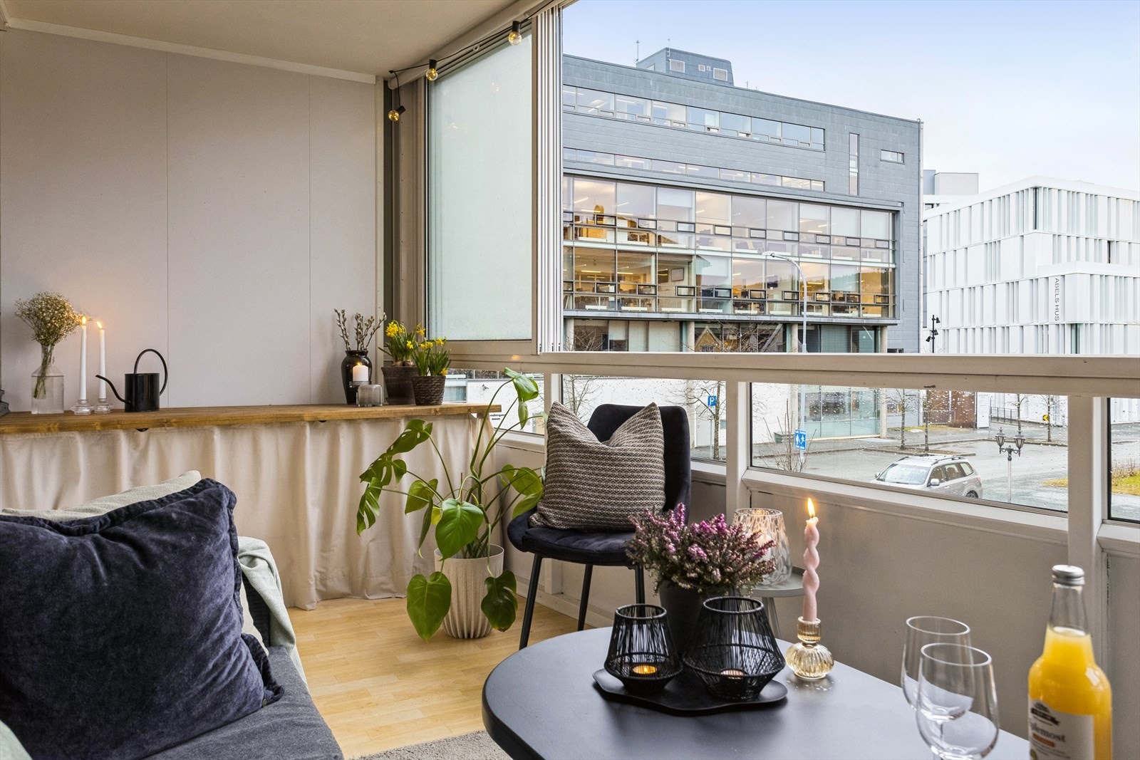 Leiligheten vender ut mot en lite trafikkert vei og oppleves rolig og tilbaketrukket. Galleribilde