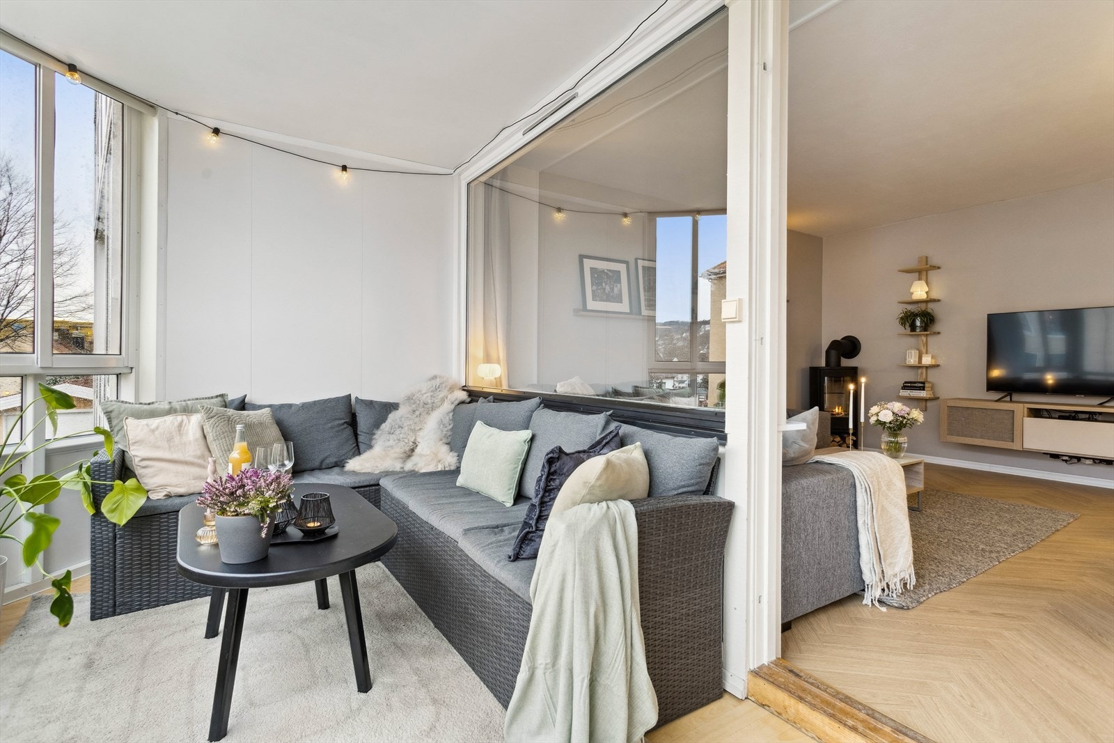 Her bor du i nærhet til blant annet NTNU Gløshaugen, NTNU Handelshøyskolen, St. Olavs hospital, Teknobyen, Spektrum og Samfundet. Det er også kort vei til Trondheim sentrum med "alt" av fasiliteter. Galleribilde