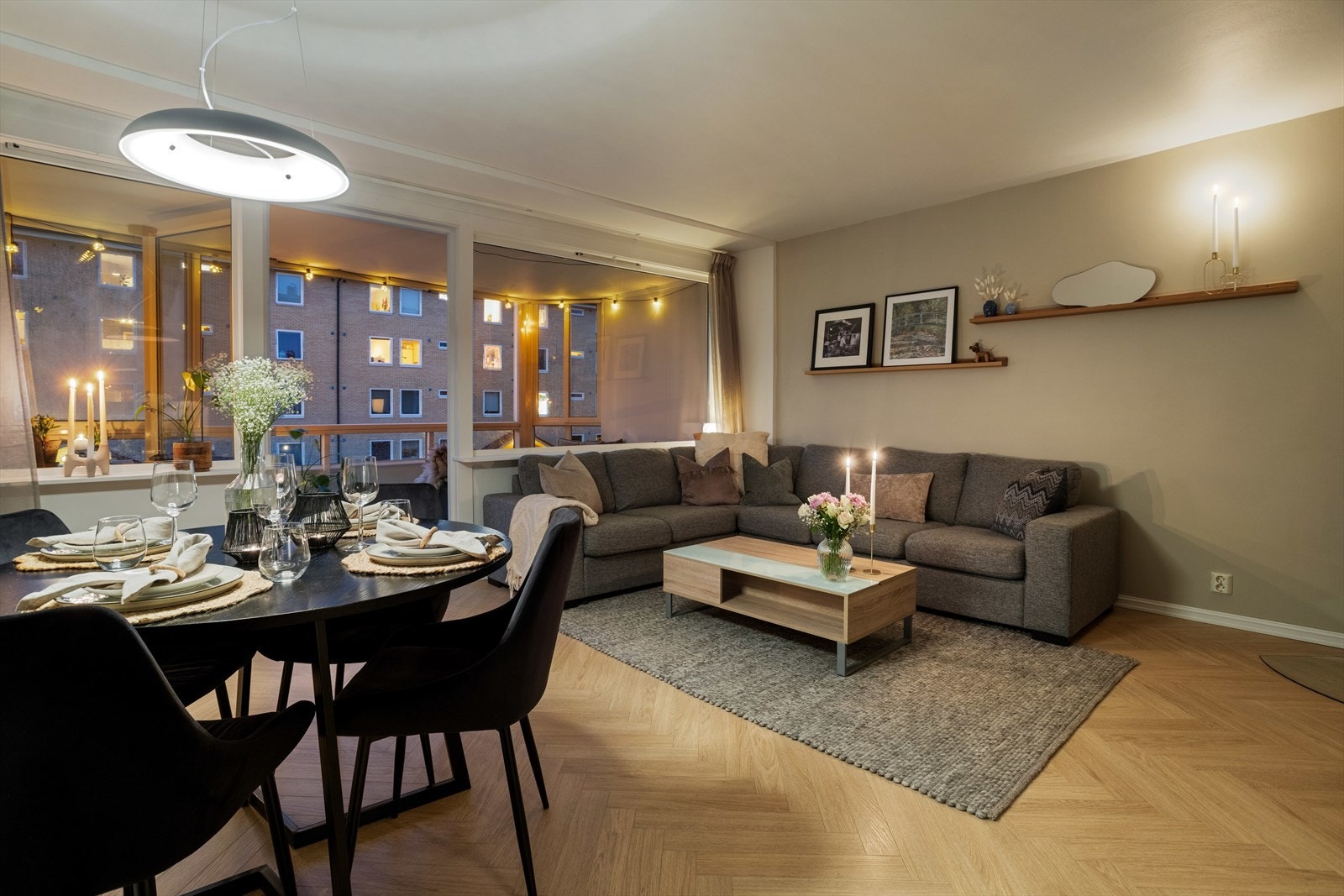 Det er lagt en nydelig fiskebenslaminat i alle rom, bortsett fra gang og bad. Galleribilde