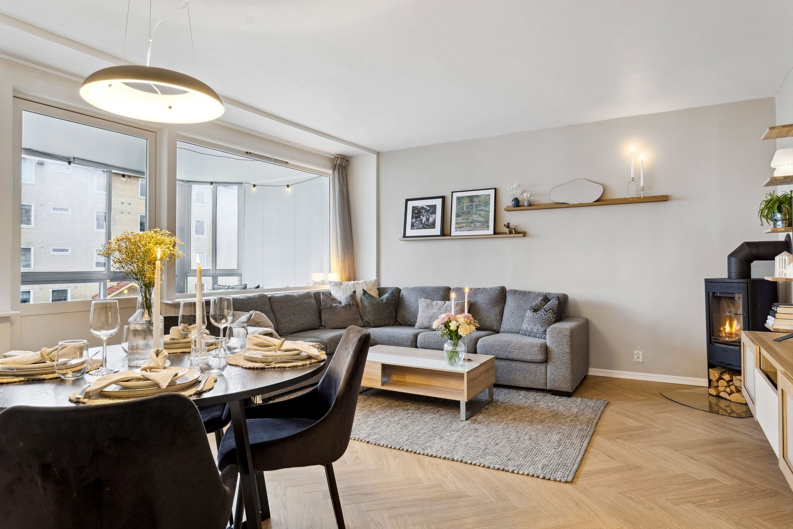 Innbydende stue på ca. 22 kvm med vedovn, og god plass til både sofaavdeling og spisestue. Galleribilde