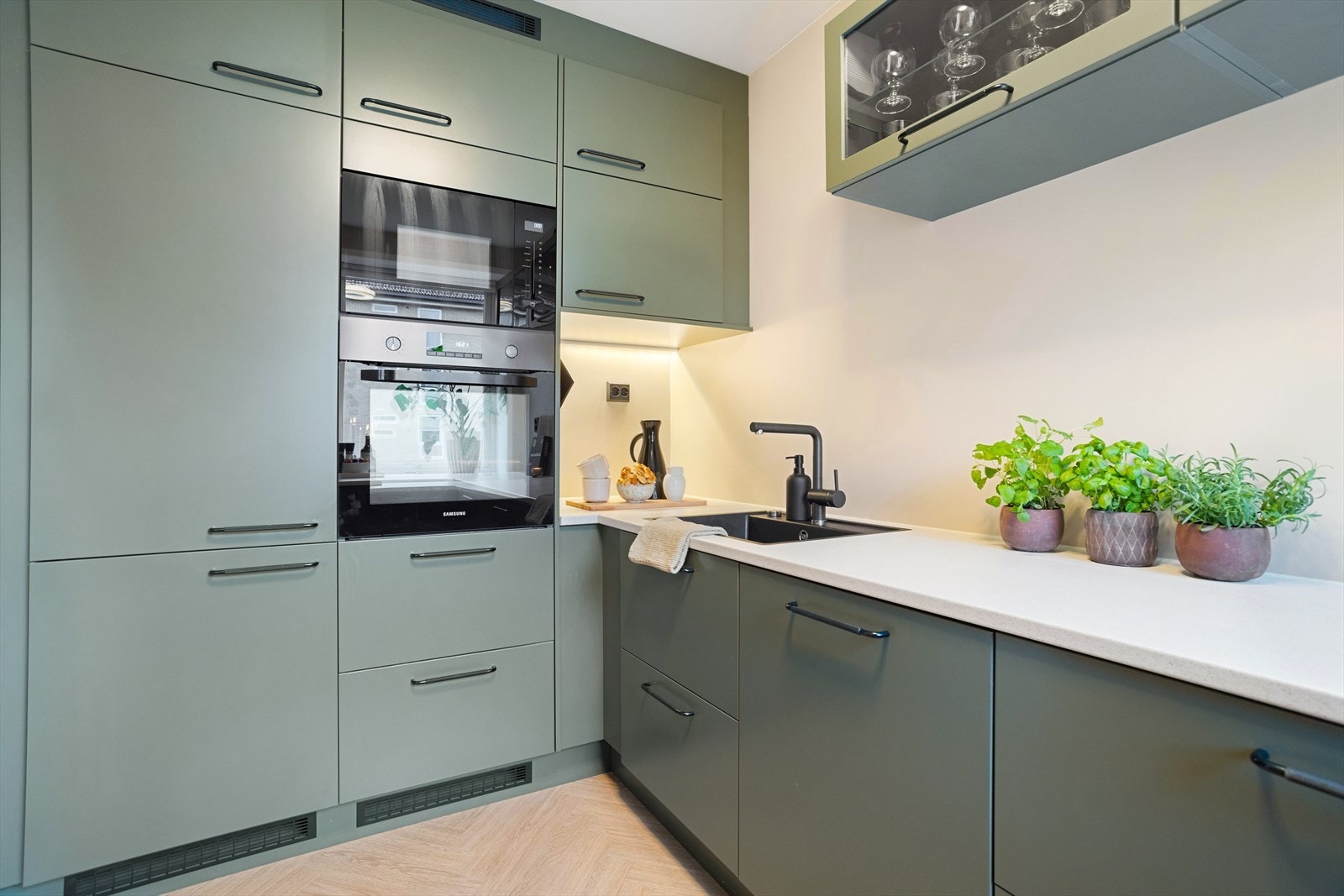 Kjøkkenet har påkostet integrerte hvitevarer. Stekeovn fra Samsung, Platetopp fra Electrolux, oppvaskmaskin og kombi frys- og kjøleskap fra Hisense. Komfyrvakt er installert, samt automatisk stoppekran med gulvføler er installert i skap under oppvaskkum. Galleribilde