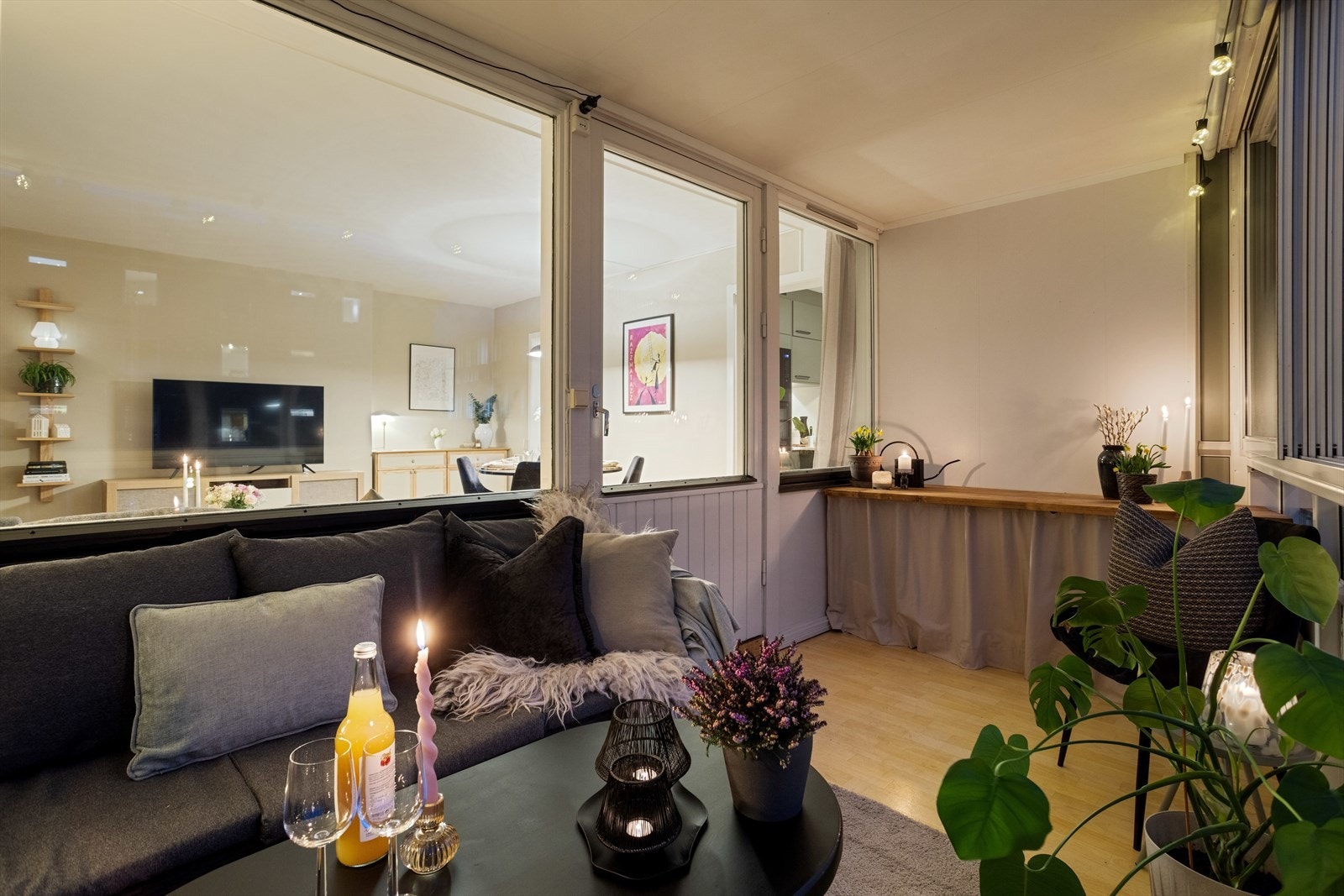 Det er etablert en benk med oppbevaring under med forheng. Galleribilde