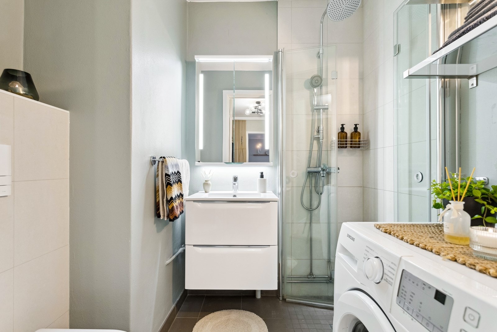 Badet er rehabilitert av AS rørlegger i 2018 og har flis på gulv med varmekabler og malte overflater på vegger. Galleribilde