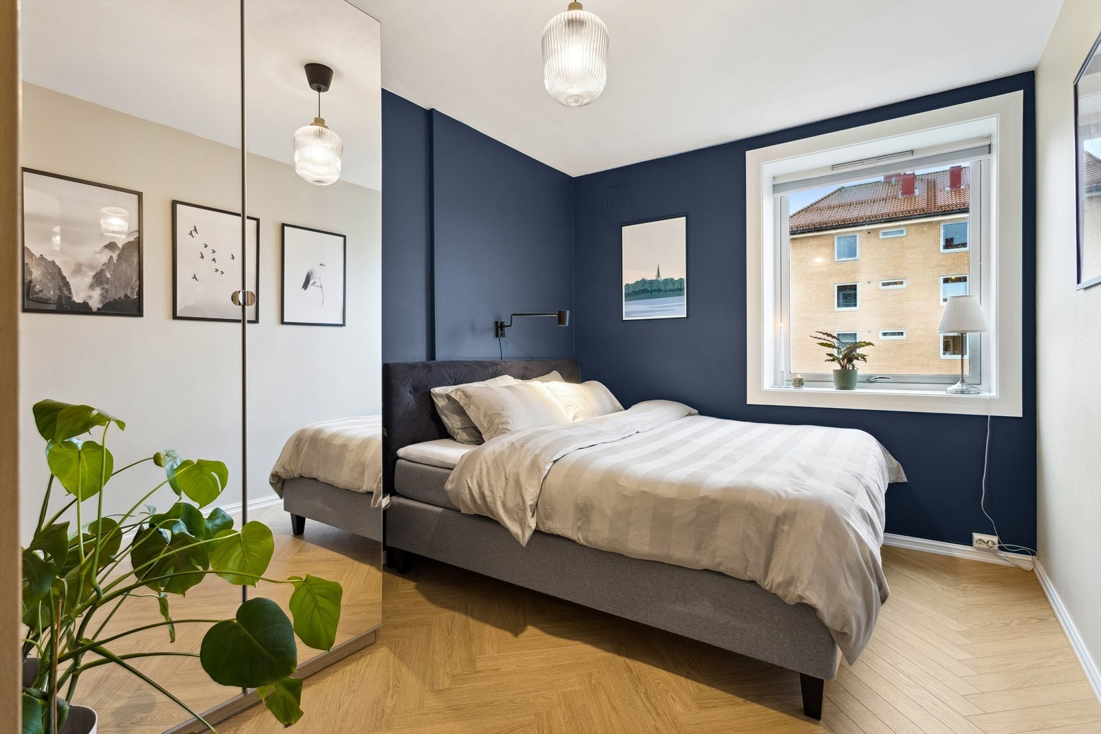 Romslig soverom på 11,5 kvm som er vendt mot stille omgivelser som er felles for borettslaget. Galleribilde