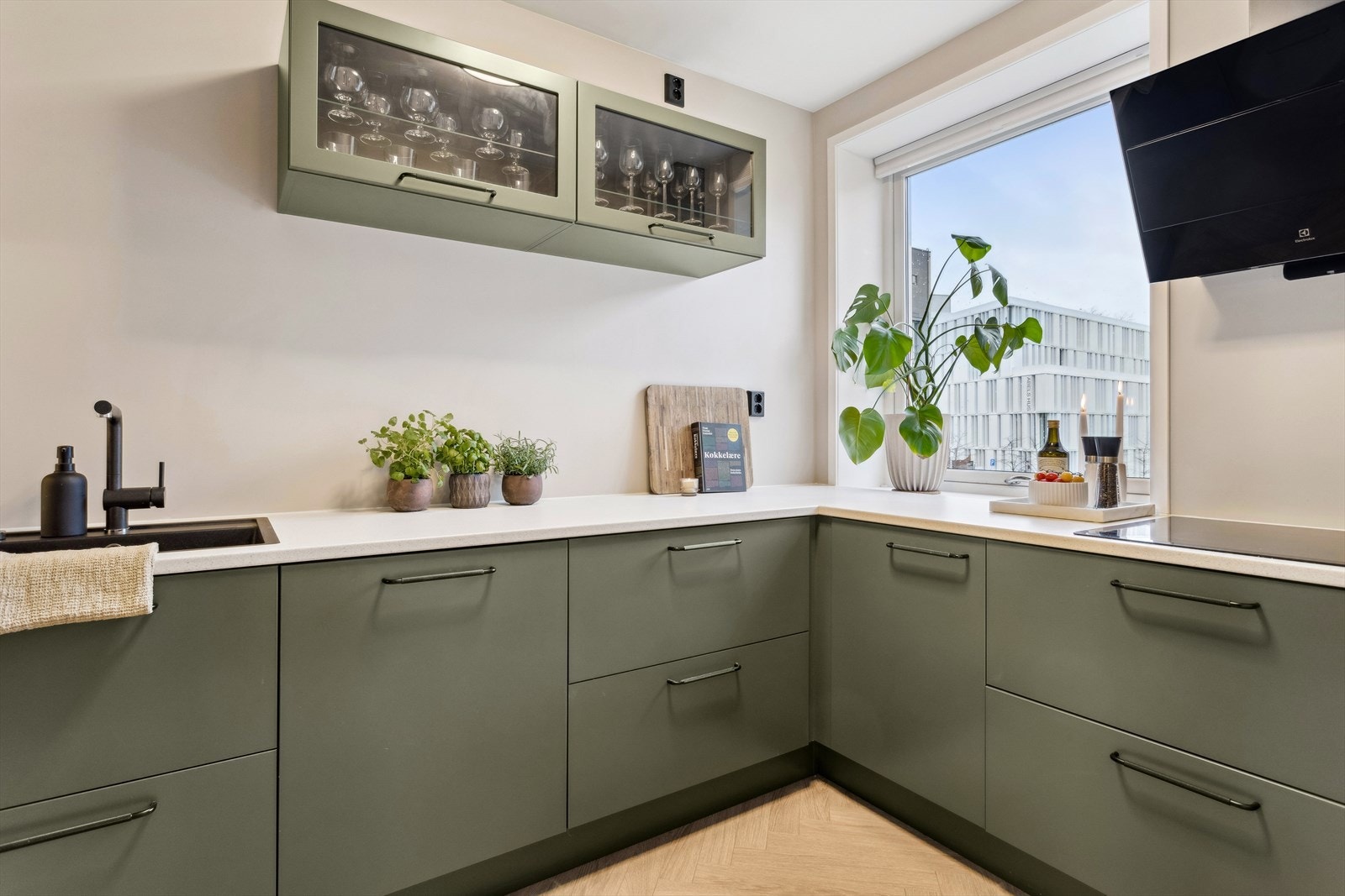 Kjøkken og består av folierte skrog, lakkerte fronter i fargen Moss green og laminert benkeplate. Galleribilde