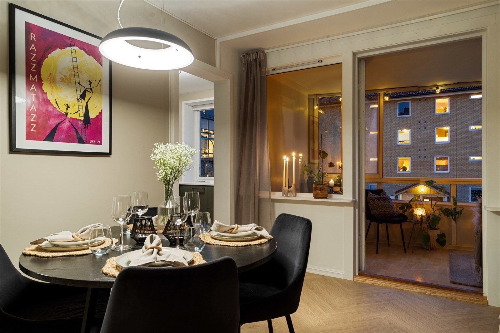 Et stilrent preg, romslig planløsning og svært god bodplass bidrar til en praktisk hverdag og god botilværelse. Galleribilde