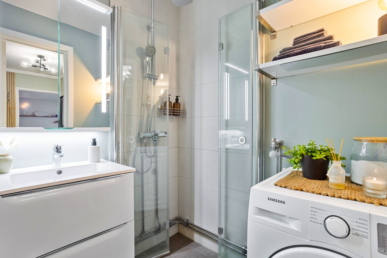 Det ble ikke registrert tegn til skader ved inspeksjon av innvendige overflater. Badet har i sin helhet mottatt tilstandsgrad 1 i følge takstmann. Galleribilde