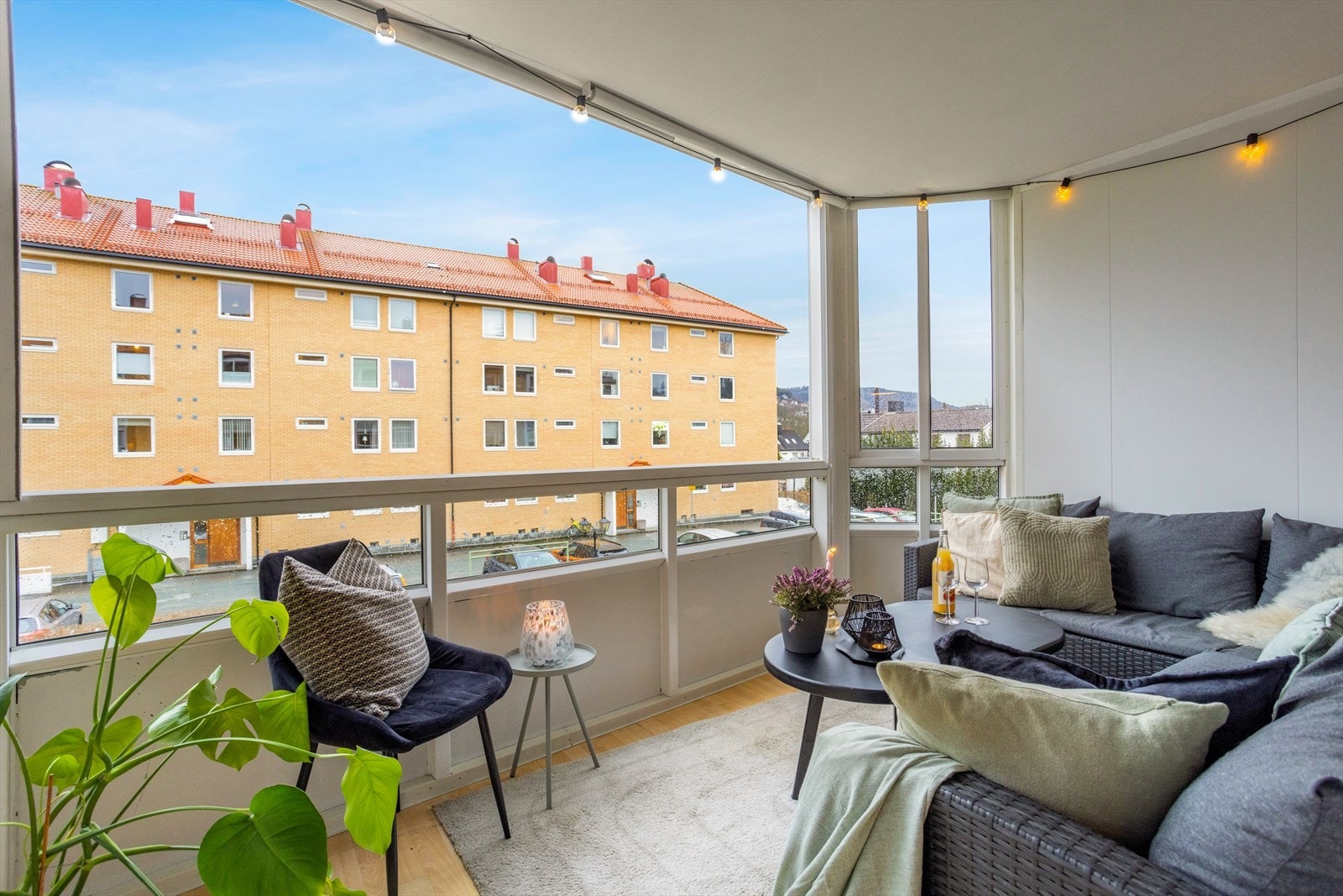 Man sitter forholdsvis usjenert til. Glassene kan enkelt skyves til siden, for å få inn sol. Galleribilde