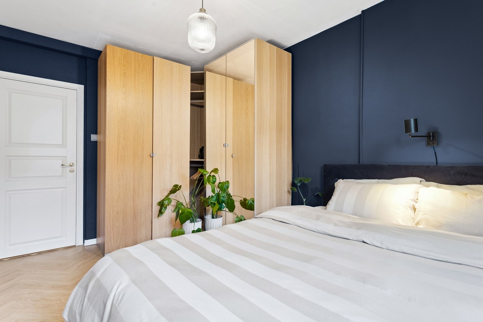 Her har man god plass til dobbeltseng og garderobeløsning. Galleribilde