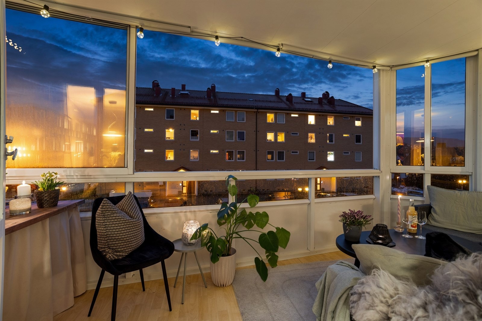 Med utgang fra stuen finner man en vestvendt innglasset balkong på 9 kvm med glimrende solforhold. Galleribilde