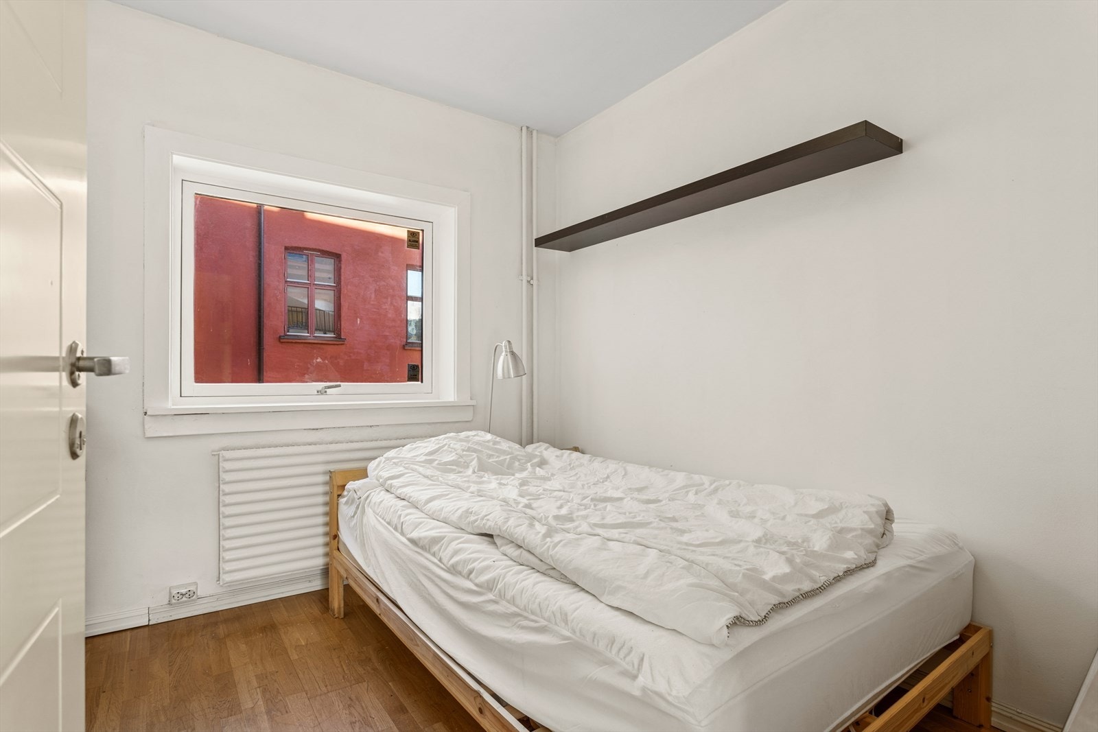 Soverom vendt ut mot hyggelig bakgård. Galleribilde