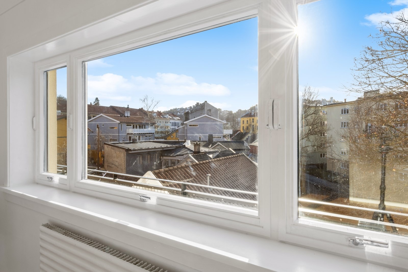 Sore vindusflater gir rikt med naturlig lys inn i stuen og et flott utsyn. Galleribilde