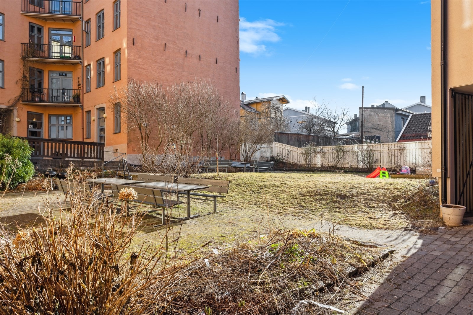 Bakgården er pent opparbeidet med diverse beplantning, grillplass og flere sittegrupper. Galleribilde