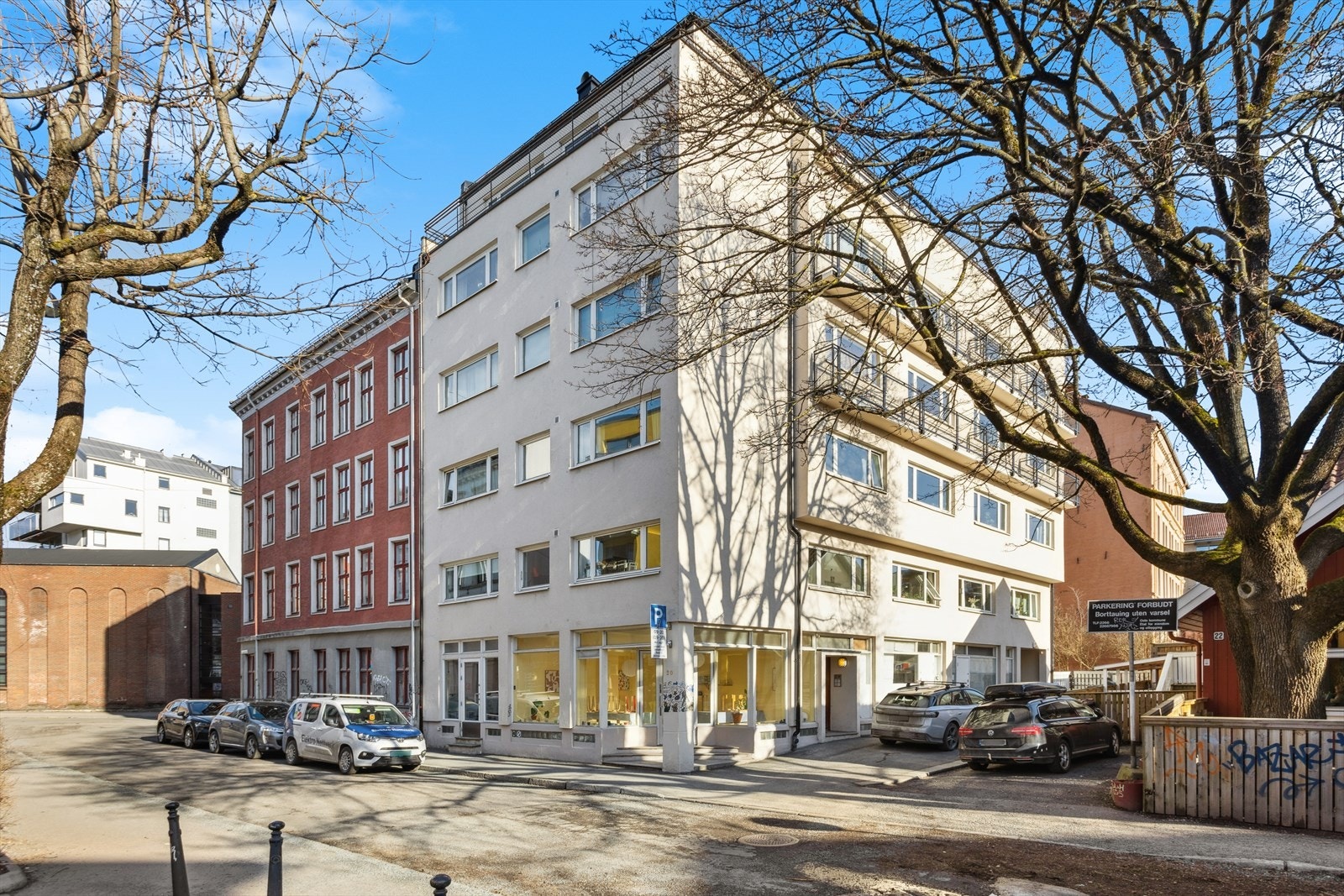 Leiligheten har en fin intern beliggenhet i 4.etasje, i en flott funkis-bygård fra 1930. Galleribilde