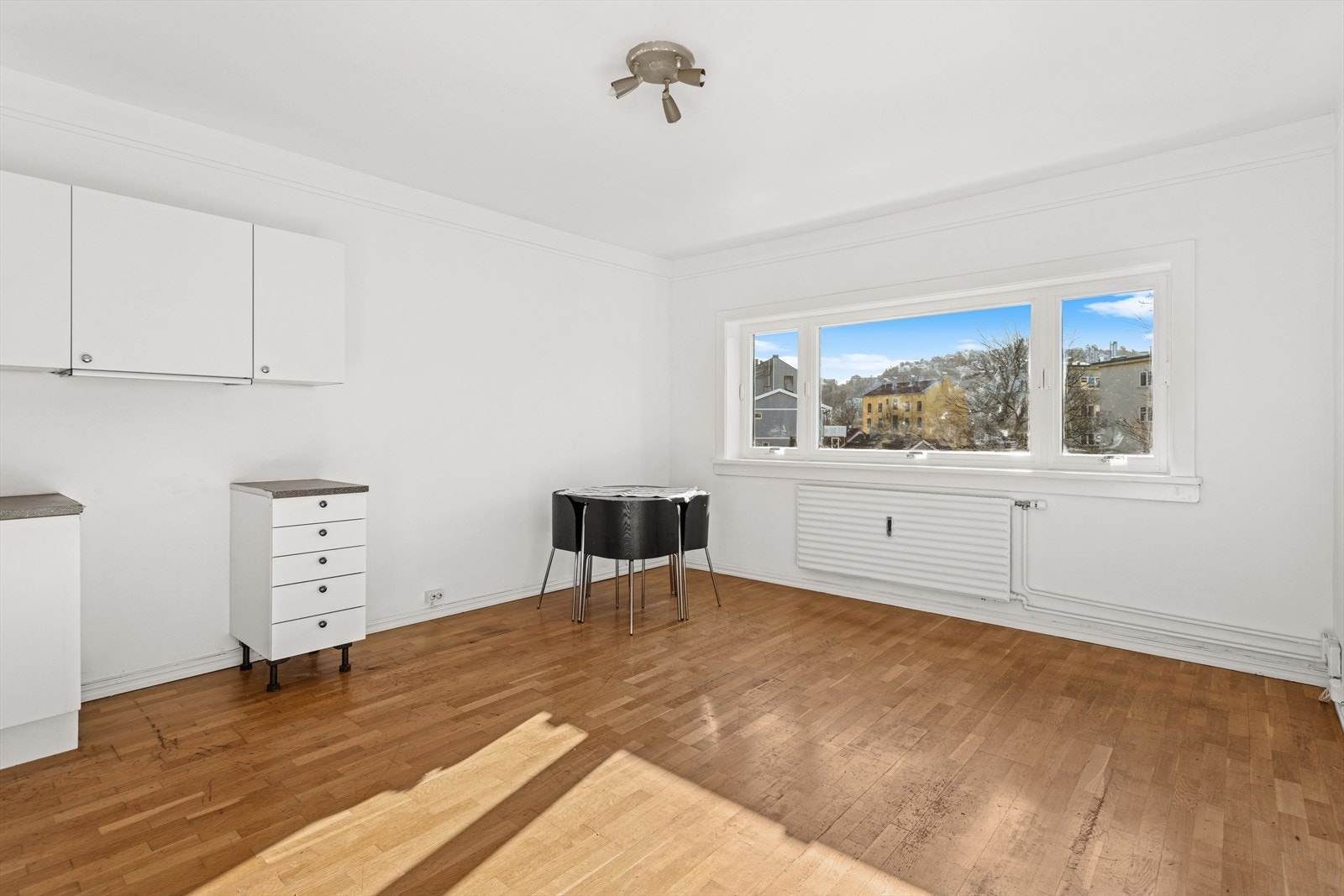 Gode møbleringsmuligheter i stuen med plass til spisebord og sofagruppe. Galleribilde