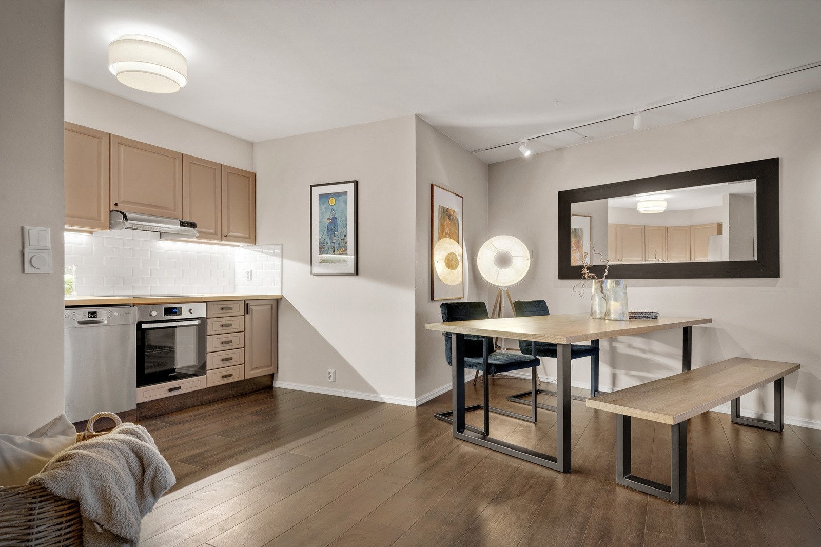 Det er naturlig og godt med plass til å innrede med et hyggelig spisebord i stuen. Galleribilde