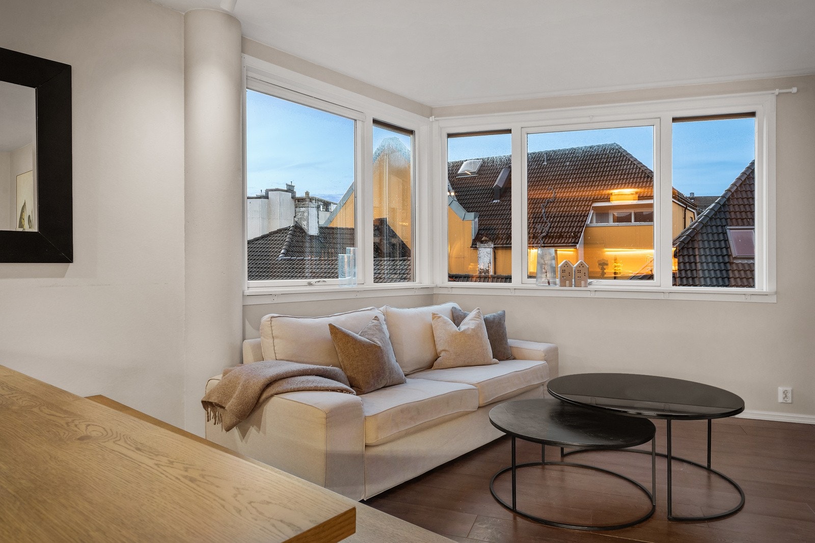 Leiligheten har en herlig vestvendt hjørneplassering som sørger for godt innslipp av sollys. Her nyter du sol i stue fra ca. kl. 13 - 18:30. Galleribilde