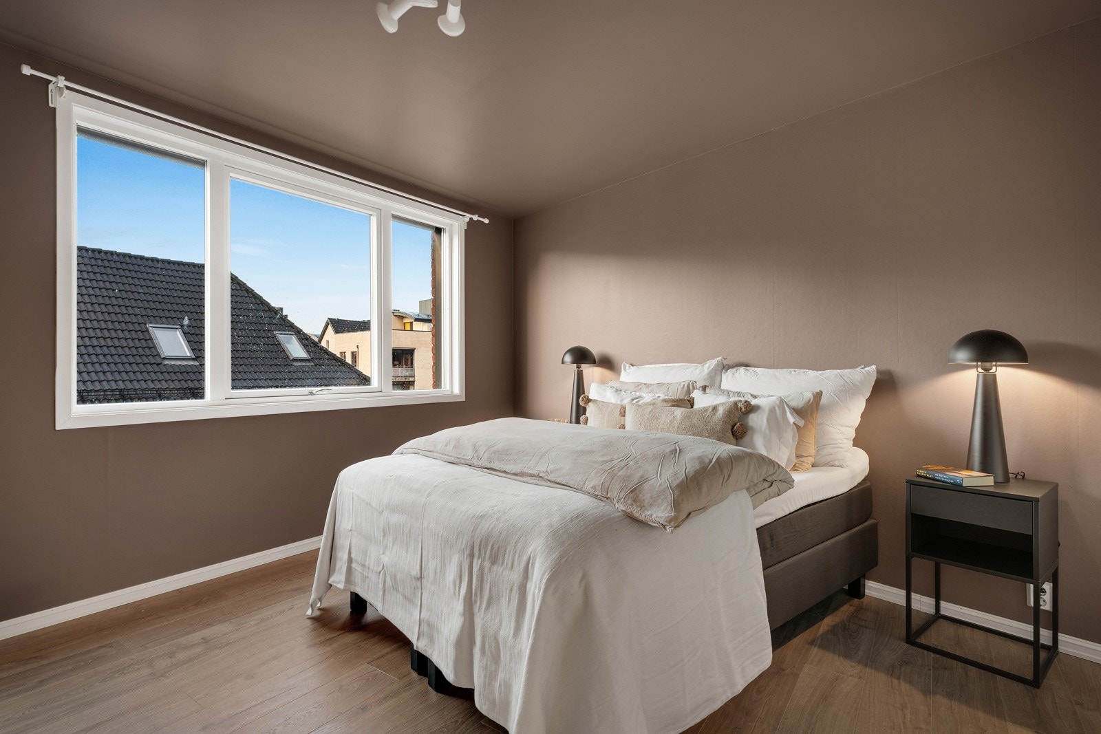 Hovedsoveromet måler 13,3 kvm, er malt i en lun og beroligende farge, og har godt med naturlig lysinnslipp. Galleribilde