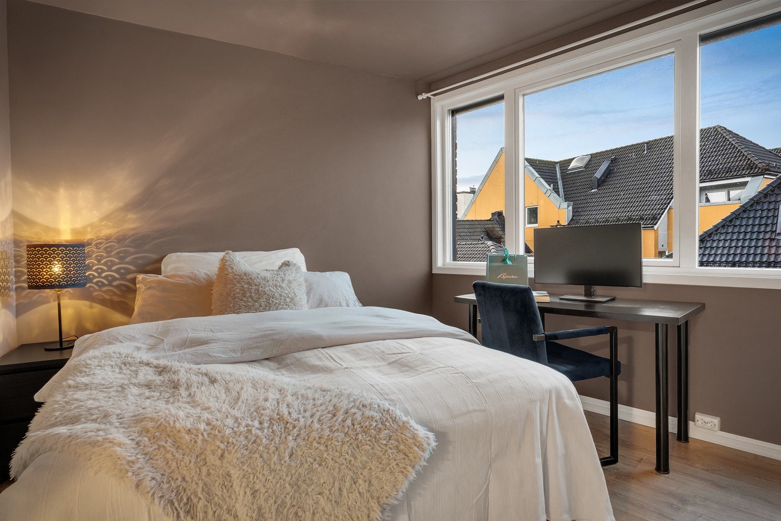 Soverom 2 måler 10,6 kvm. Rommet er blitt etablert av del av stue og oppfyller nødvendige funksjonskrav for soverom. Galleribilde