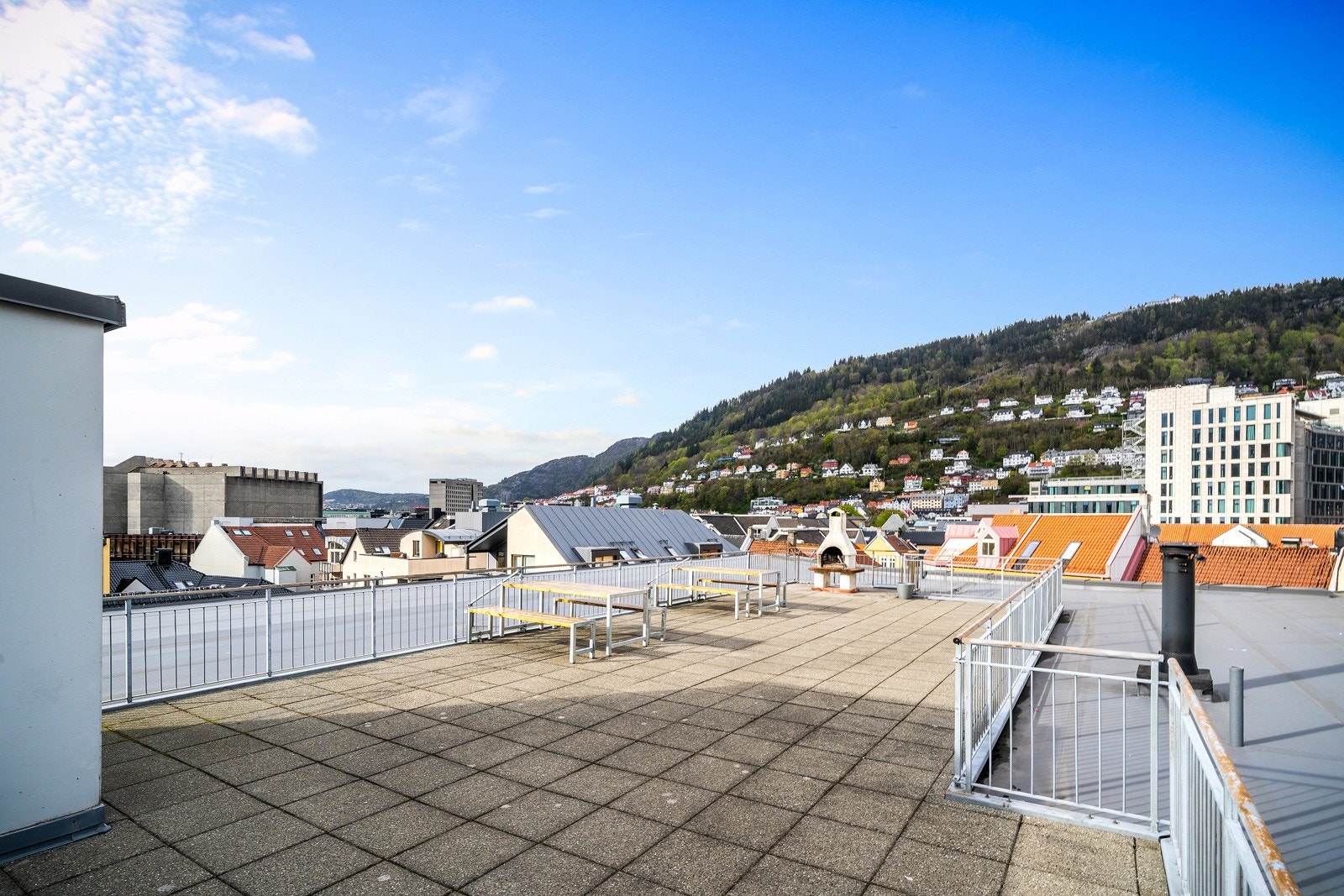 Felles solrik takterrasse med god utsikt over sentrum og supre solforhold. Galleribilde