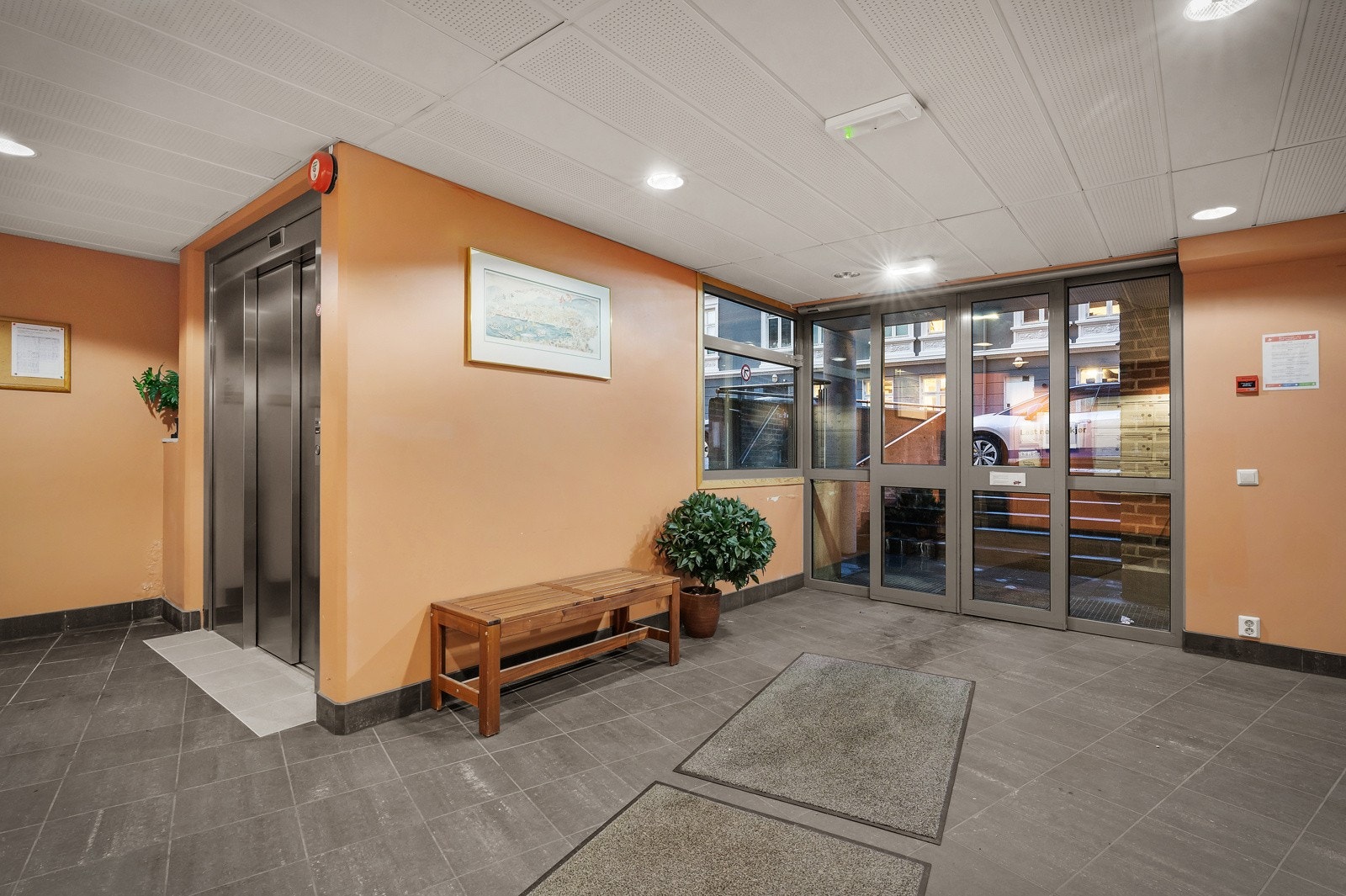 Hyggelig felles oppgang. Heis ble skiftet ut i 2023. Galleribilde