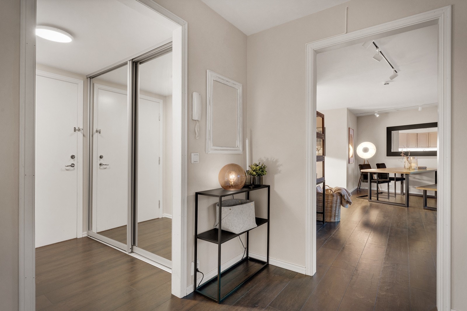 Du blir ønsket velkommen inn i en romslig entré med gode oppbevaringsmuligheter i garderobeskap med speilfronter. Gangen forgrener seg videre til boligens øvrige rom. Galleribilde