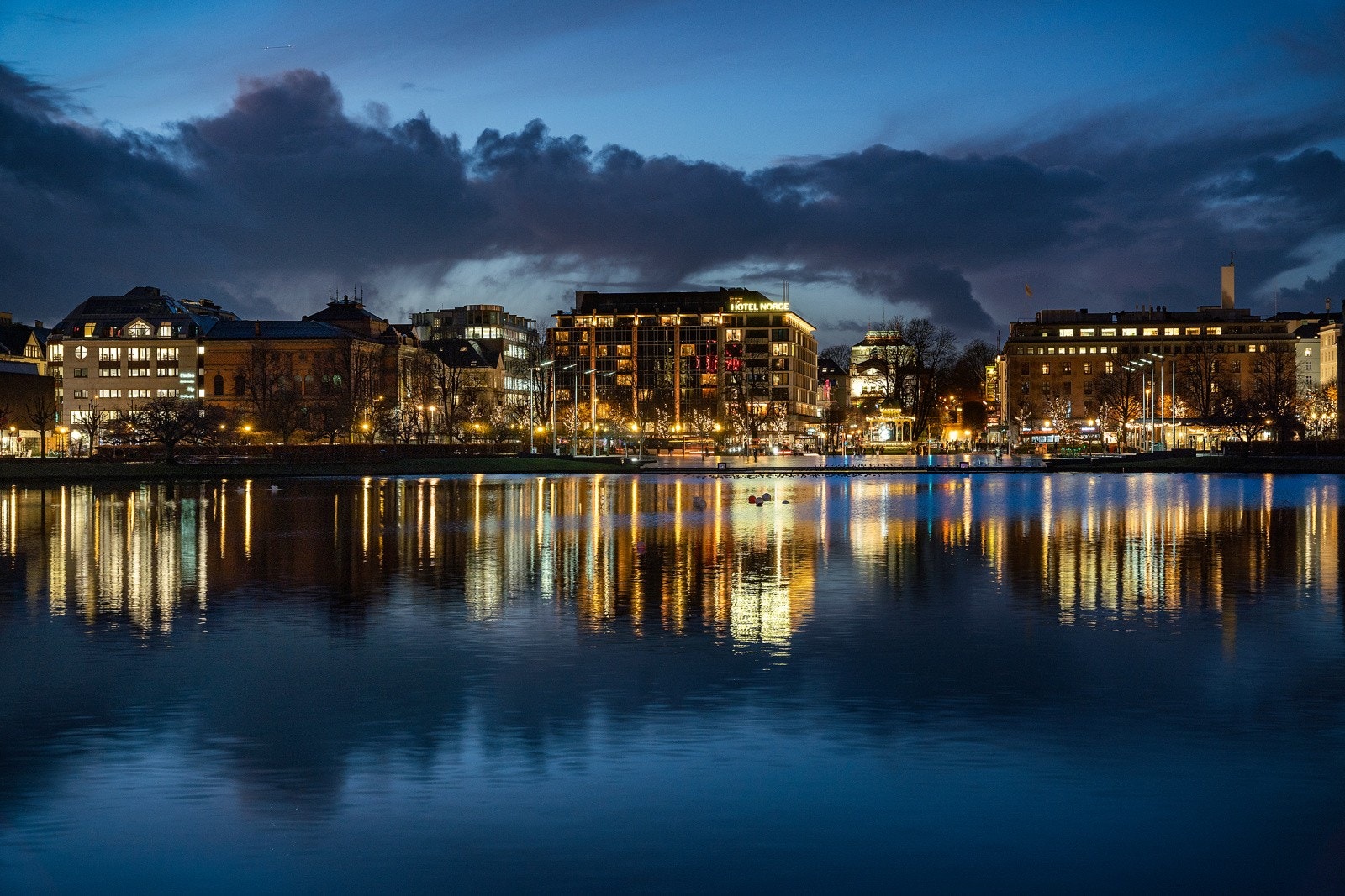 Du finner fine turmuligheter til bla. Fløyen, Ulriken og Løvstakken nærliggende. Ellers er det fine parker i sentrum som Nygårdsparken og Nordnesparken med sjøbad. Galleribilde