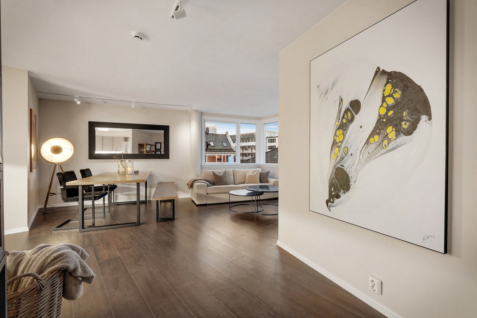 Du får et godt førsteinntrykk i det du kommer inn i den åpne stue/kjøkken løsningen som måler 32,2 kvm. Galleribilde