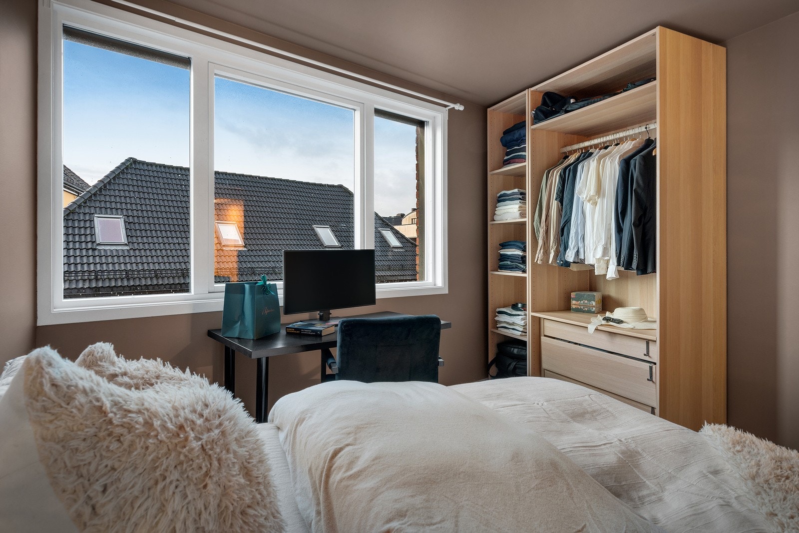 Også her slippes solen inn gjennom de generøse vindusflatene. Galleribilde