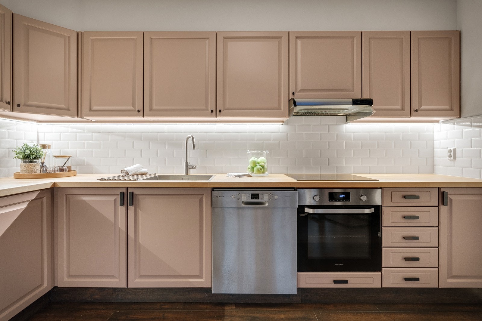 Kjøkkenet har en fin utforming som gir godt med skap- og benkeplass. Galleribilde