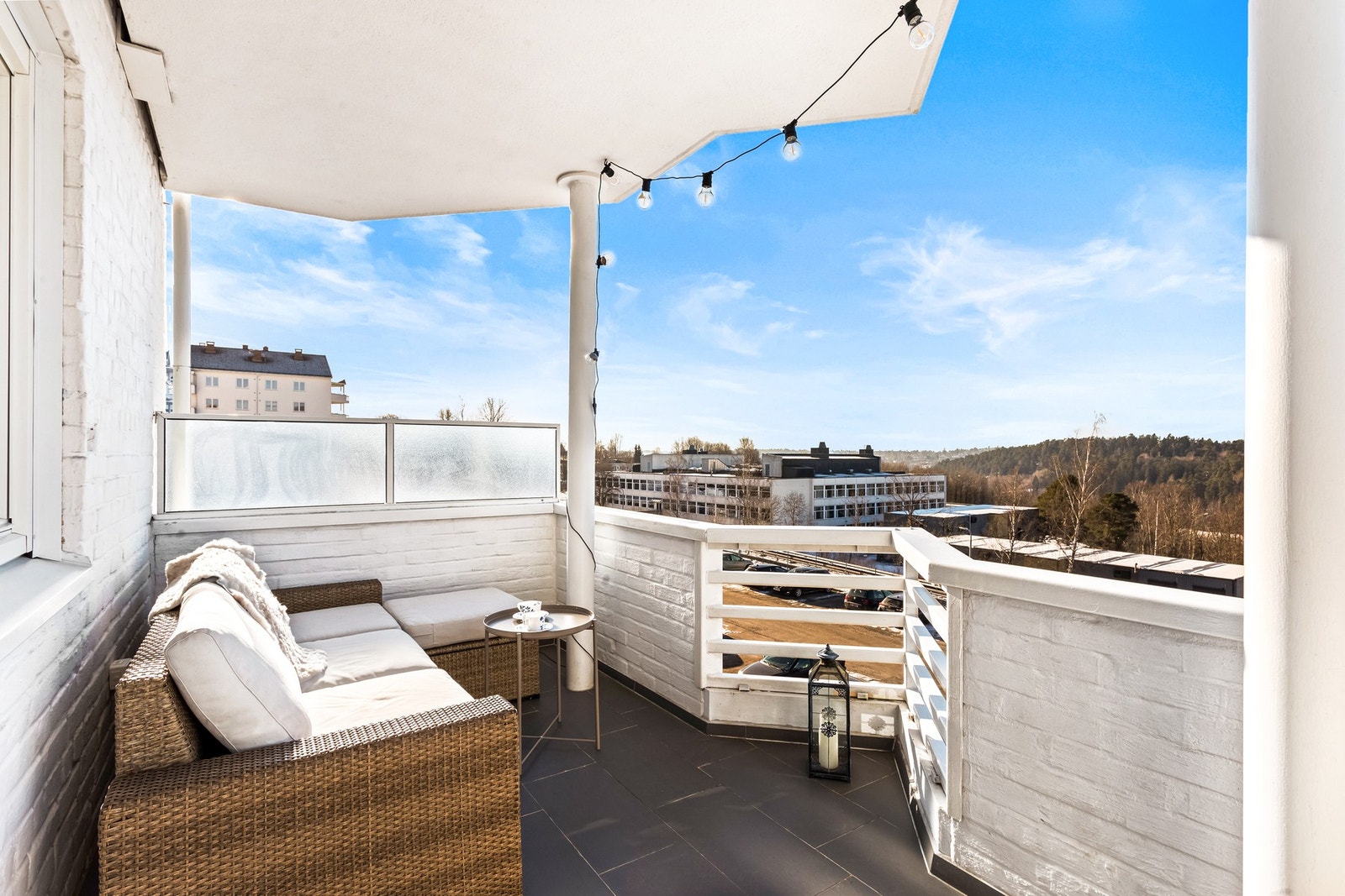 Lys og innbydende stue med store vindusflater som gir godt med naturlig lys. Galleribilde