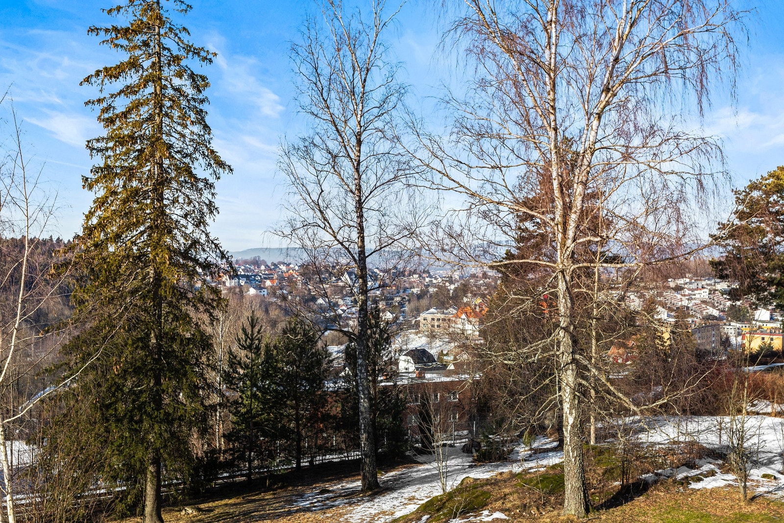 Balkongen er et herlig lite fristed hvor du kan nyte solen og utsikten til nærområde. Galleribilde
