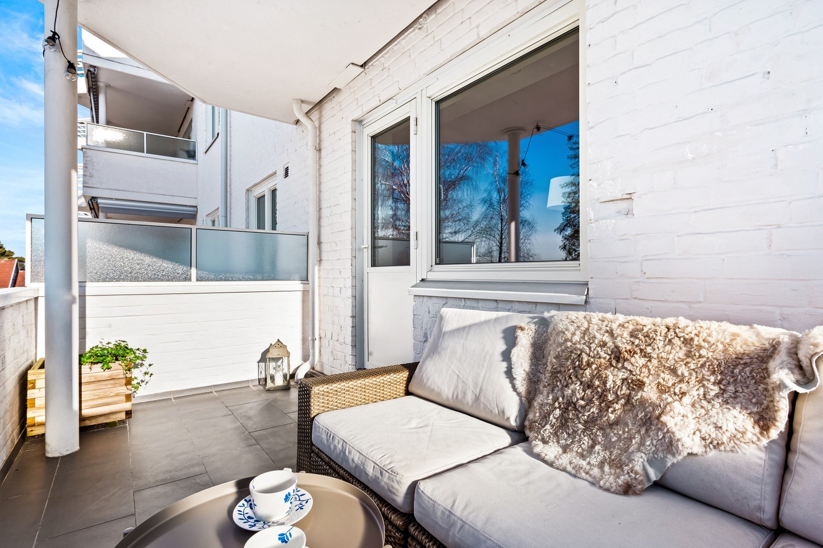 Det er god plass til sittegruppe og grill. Galleribilde