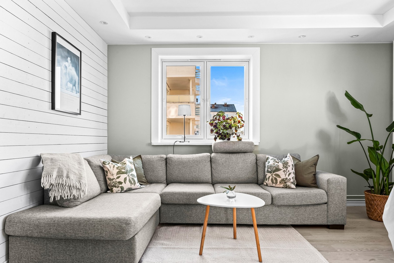 Stuen har et eget særpreg med panel på en vegg. Galleribilde