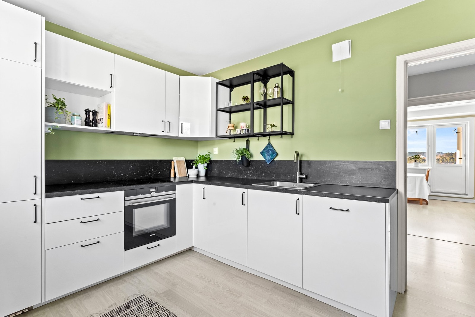 Kjøkkenet er hjertet i hjemmet og her er det lagt vekt på praktiske løsninger og smart bruk av plassen. Galleribilde