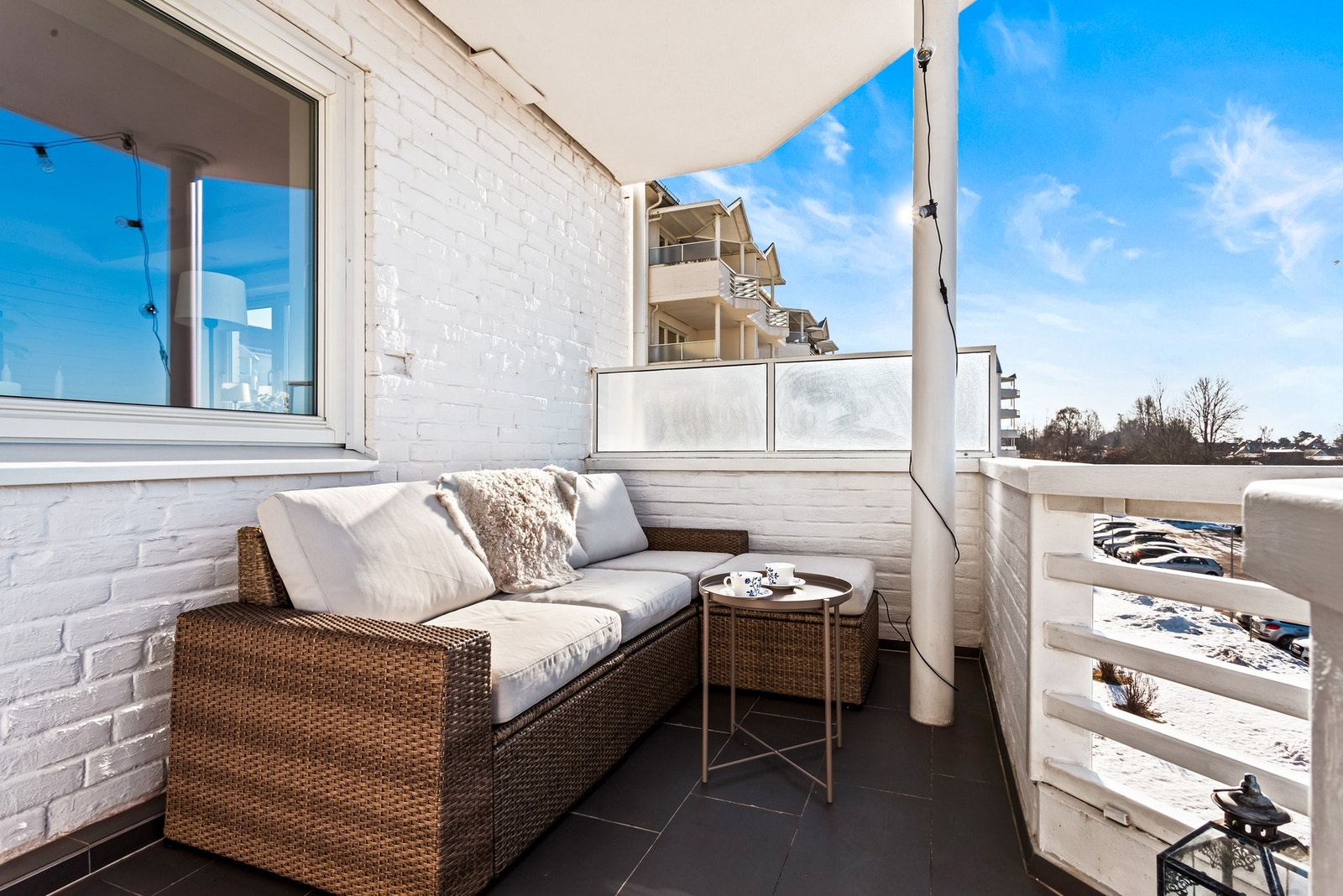 Vestvendt balkong på ca. 9 kvm. med flotte solforhold og fin utsikt. Galleribilde