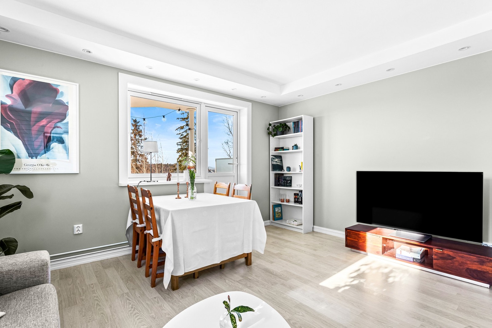 Downlights integrert i lyskasser langs vegger. Galleribilde