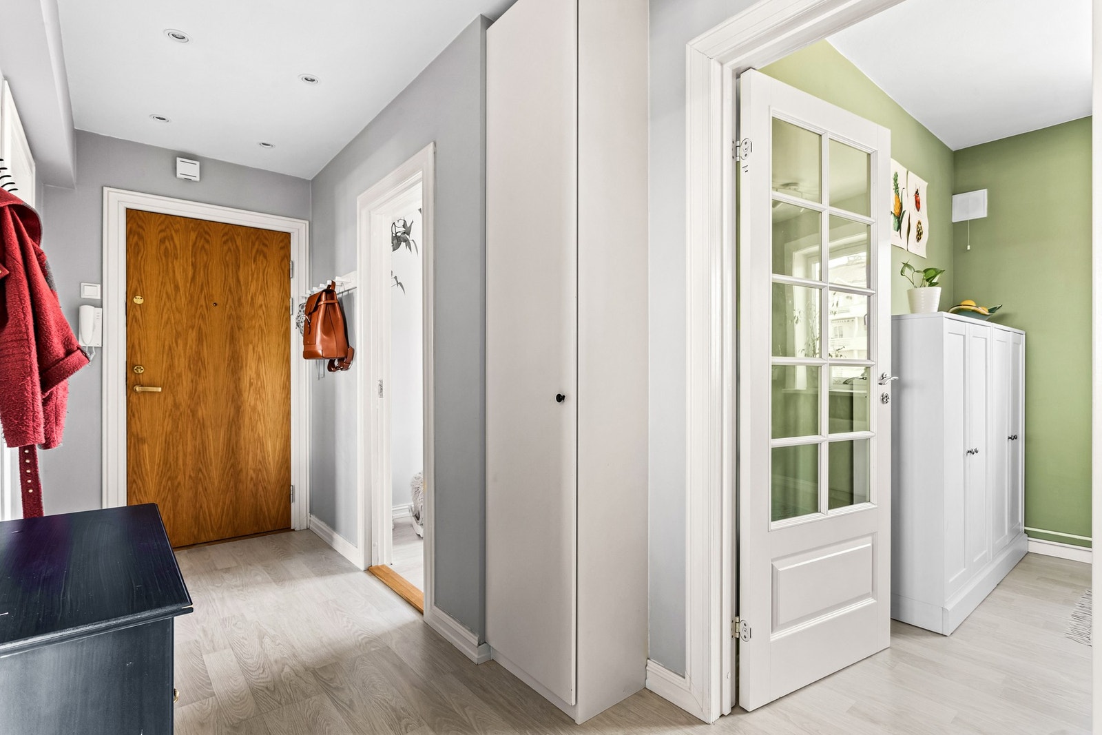 Lyst og innbydende inngangsparti med god plass til å henge fra seg yttertøy og sette fra seg sko. Galleribilde