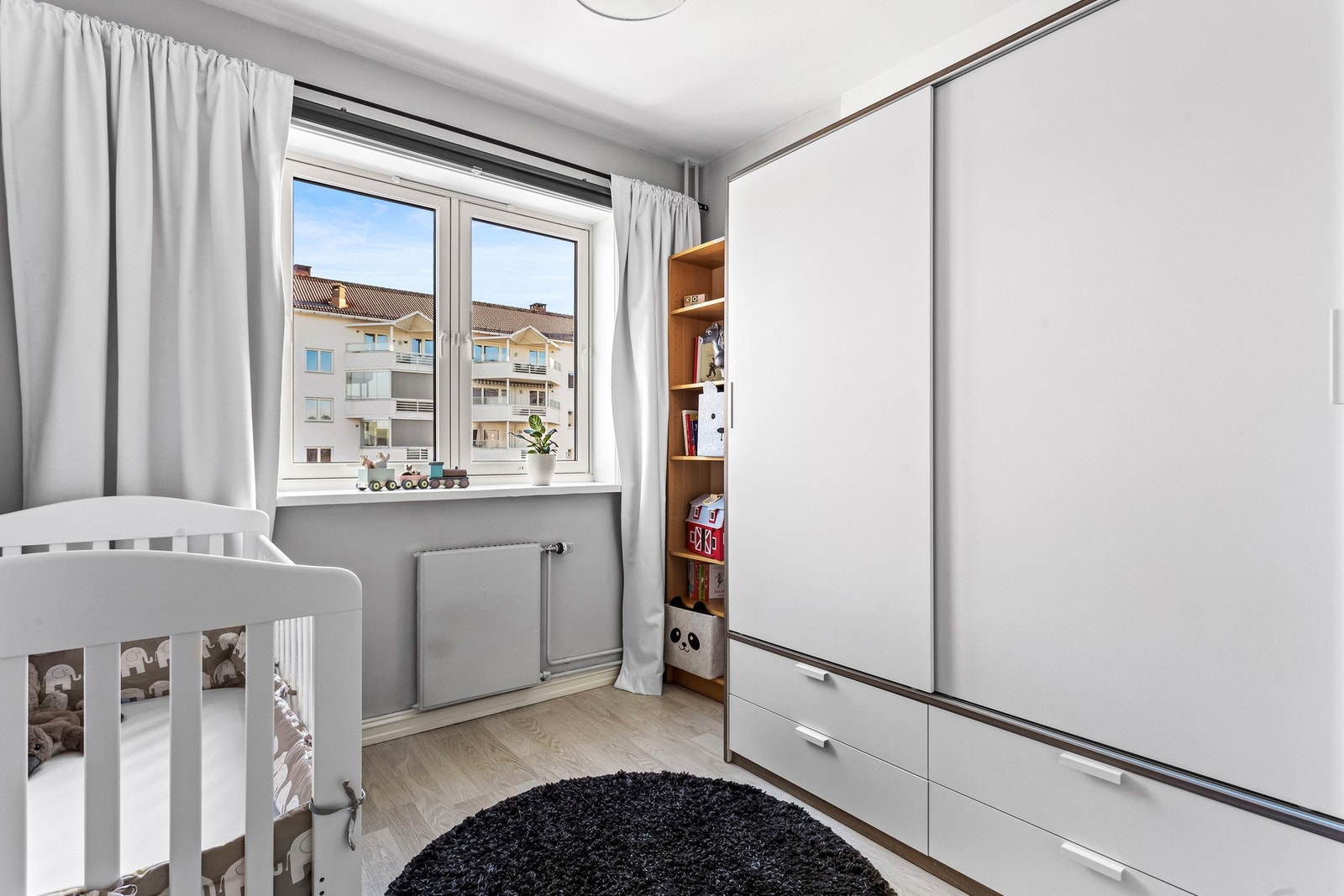 Soverom 2 med klesskap. Galleribilde