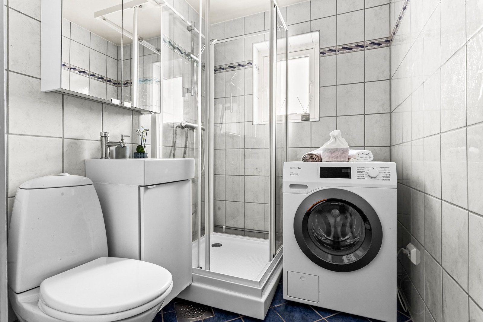 Flislagt bad med varmekabel. modernisert i 2023 med ny innredning og dusjkabinett. Galleribilde