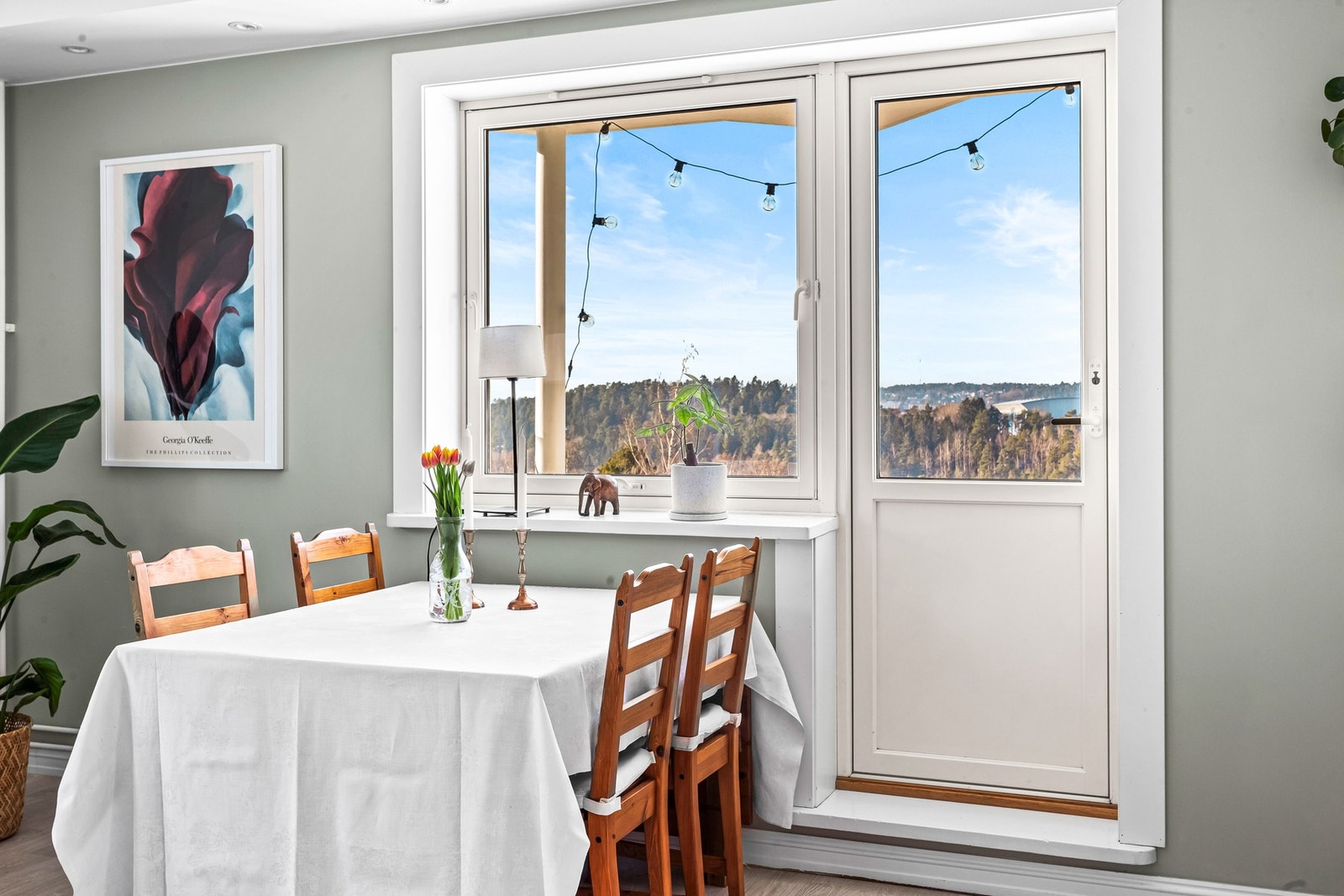 Spiseplass med store vinduer og flott utsikt. Galleribilde