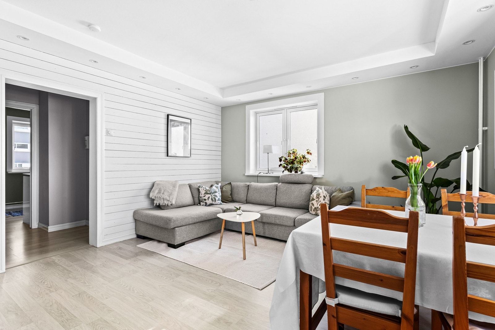 Det er plass til både sittegruppe og spisebord, om ønskelig. Galleribilde