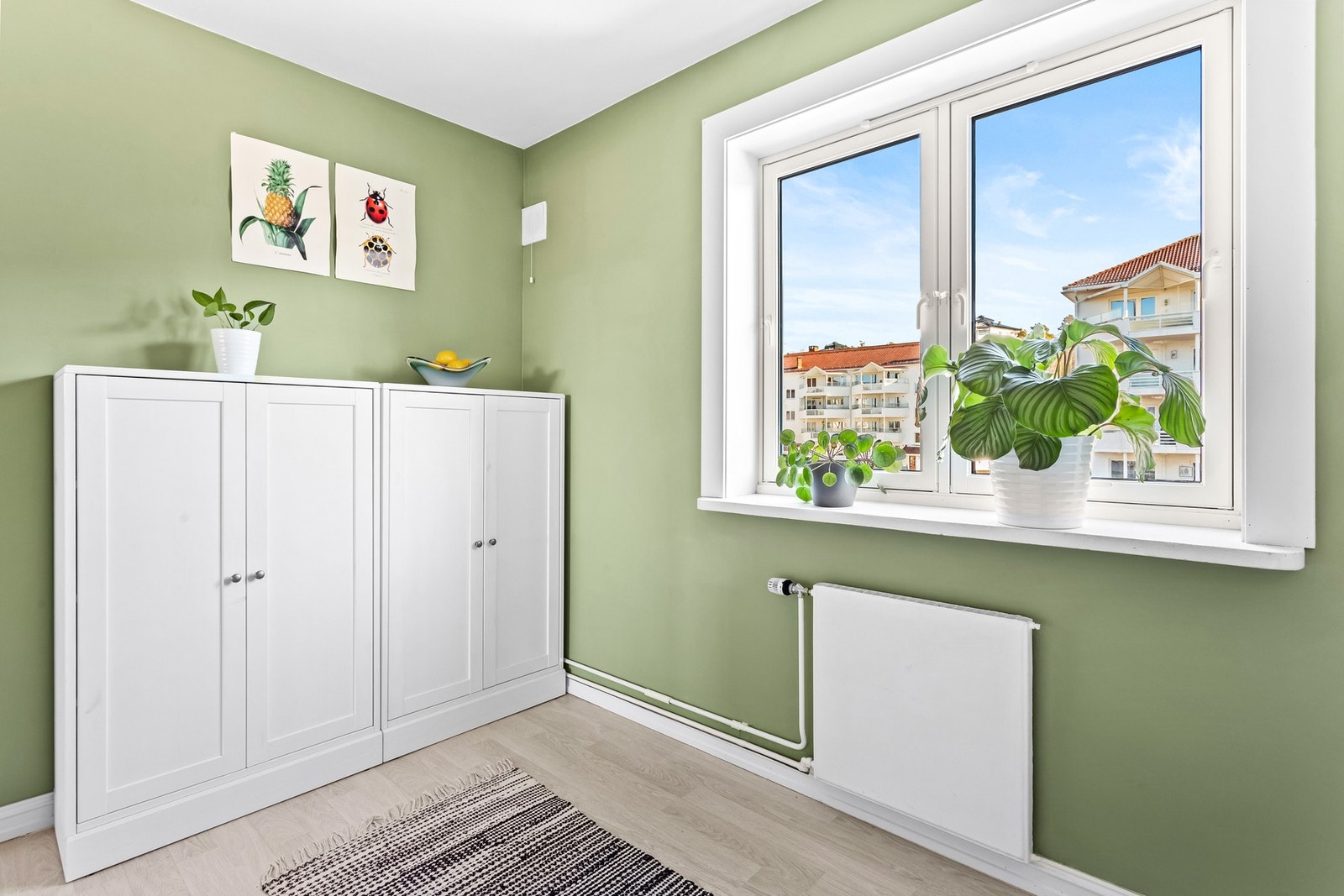 Det er plass til spisebord på kjøkkenet. Galleribilde