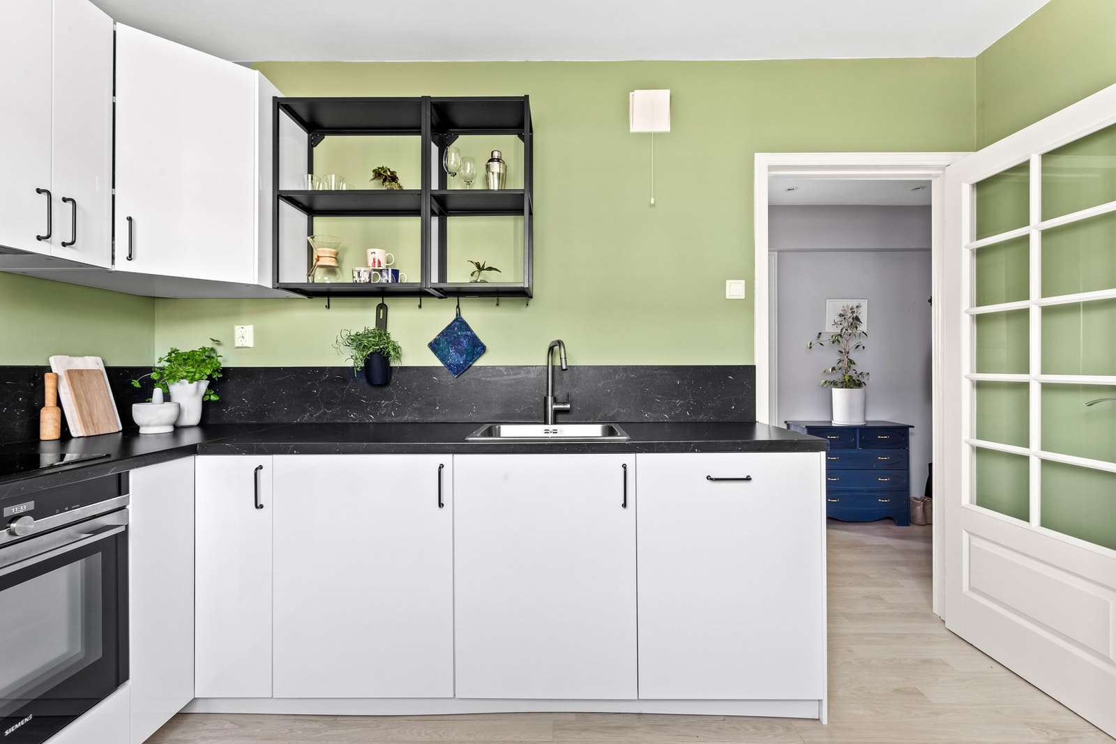 For matlaging er kjøkkenet utstyrt med integrert induksjonsplatetopp og stekeovn. Oppvaskmaskinen gjør rengjøringen enklere, og et kjøle-/fryseskap. Galleribilde