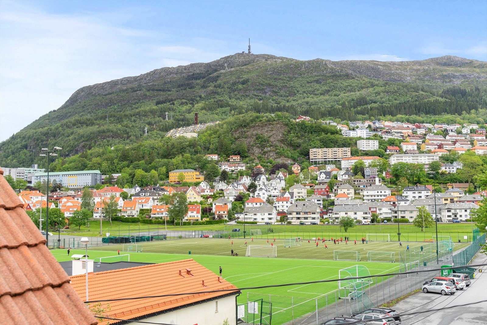 - Området er trygt og fint med mye å by på, blant annet skoler, fotballbaner og kort nærhet til store arbeidsplasser og dagligvarer - Galleribilde