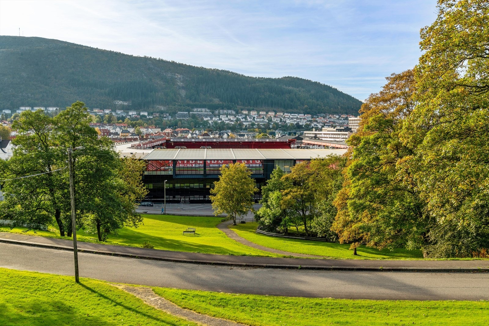 - For de fotball engasjerte ligger Brann Stadion i nærområdet, det er også flotte omgivelser hvor det er hyggelig å ta søndagsturen til - Galleribilde